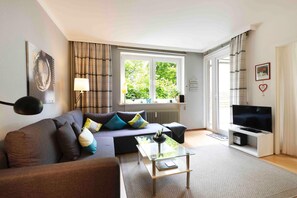 Fernseher, Bücher, Stereoanlage