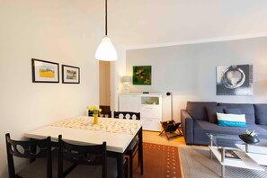 Fernseher, Bücher, Stereoanlage