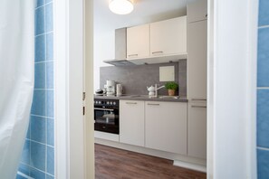 Réfrigérateur, four, plaque de cuisson, cafetière/bouilloire