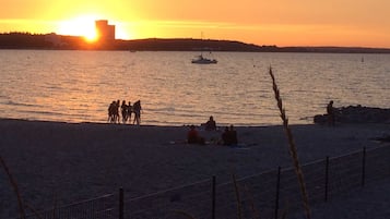Una spiaggia nelle vicinanze