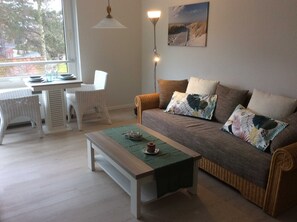 TV, books - Vacation apartment "Muschelfischer" up to 3 persons (non-smoking) (Niendorf/Ostsee)