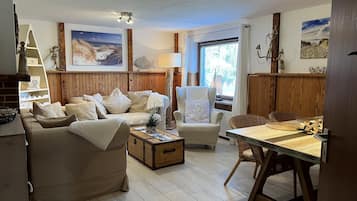 Fernseher, DVD-Player, Bücher, Stereoanlage