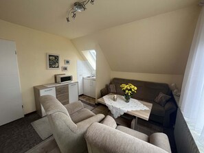 Fernseher, Bücher, Stereoanlage