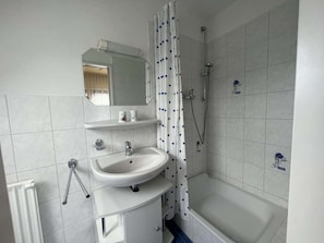 Douche, sĂšche-cheveux, serviettes fournies