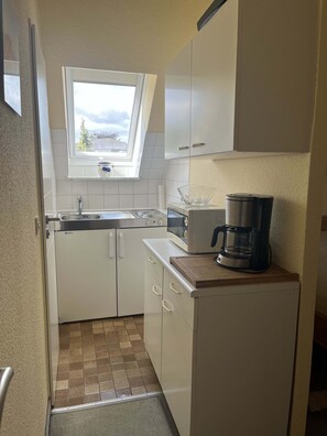 Kühlschrank, Mikrowelle, Wasserkocher mit Kaffee-/Teezubehör, Toaster