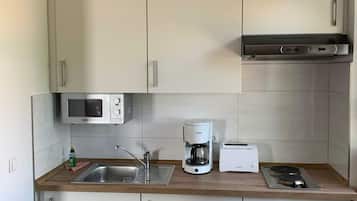 KĂŒhlschrank, Mikrowelle, Herdplatte, Wasserkocher mit Kaffee-/Teezubehör