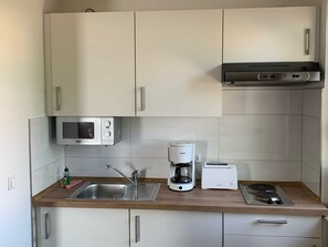 Kühlschrank, Mikrowelle, Herdplatte, Wasserkocher mit Kaffee-/Teezubehör