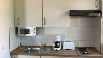 Kühlschrank, Mikrowelle, Herdplatte, Wasserkocher mit Kaffee-/Teezubehör