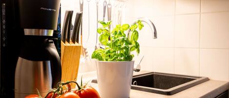 Jääkaappi, mikroaaltouuni, liesi, astianpesukone