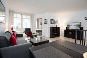 Fernseher, DVD-Player, Stereoanlage