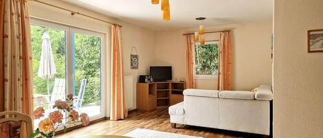 Fernseher, DVD-Player, Stereoanlage