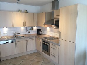 Kjøleskap, mikrobølgeovn, ovn og oppvaskmaskin