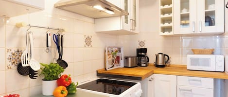 Een koelkast, een microgolfoven, een oven, een kookplaat