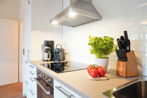 Cafetera y tetera, refrigerador, horno y parrilla de estufa