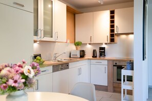 Jääkaappi, mikroaaltouuni, uuni, liesi