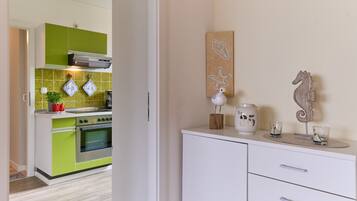Kühlschrank, Mikrowelle, Herdplatte, Wasserkocher mit Kaffee-/Teezubehör
