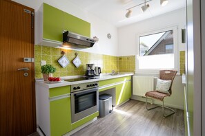 Kühlschrank, Mikrowelle, Herdplatte, Wasserkocher mit Kaffee-/Teezubehör