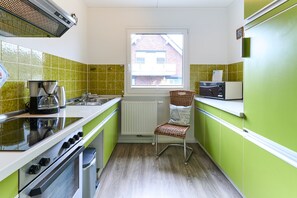 Refrigerador, microondas, parrilla de estufa y cafetera y tetera 