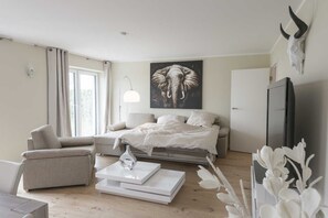 Fernseher, DVD-Player, Stereoanlage