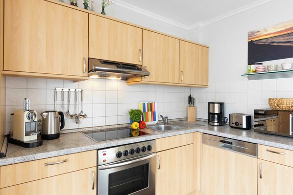 ثلاجة، ميكروويف، فرن، ماكينة لصنع القهوة/الشاي