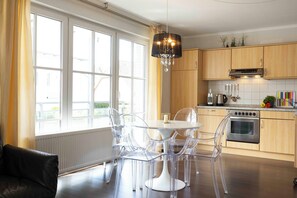 Kühlschrank, Mikrowelle, Ofen, Wasserkocher mit Kaffee-/Teezubehör