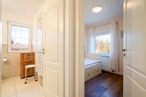 2 bedrooms, iron/ironing board, travel cot, free WiFi