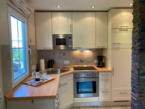 Kühlschrank, Mikrowelle, Ofen, Herdplatte