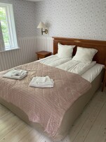 Deluxe House | 3 bedrooms, hypo-allergenic bedding, individually decorated