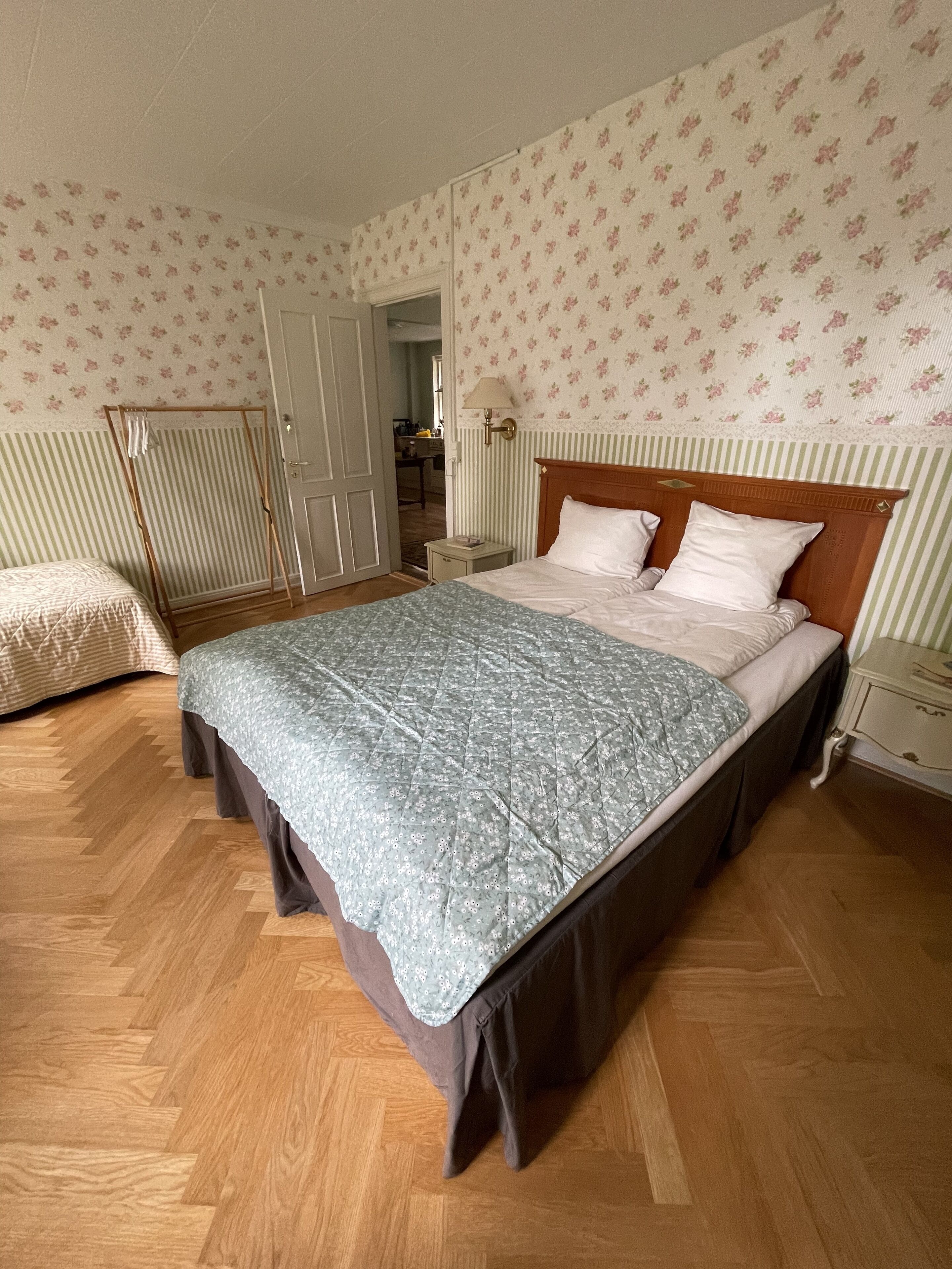 디럭스 하우스 | 3 개의 침실, 저자극성 침구, 각각 다른 스타일의 인테리어, 각각 다르게 가구 비치