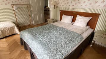 Deluxe House | 3 bedrooms, hypo-allergenic bedding, individually decorated