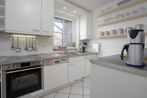 ثلاجة، فرن، موقد طهي مسطح، غسالة أطباق