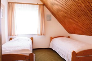2 bedrooms, travel crib, free WiFi