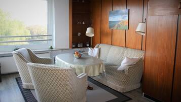 Fernseher, BĂŒcher, Stereoanlage