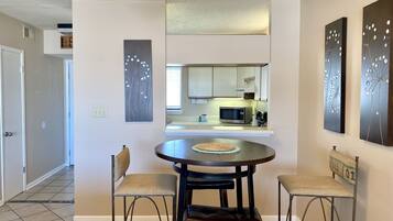 Apartment, 2 Schlafzimmer, Balkon, eingeschränkter Meerblick | Essbereich im Zimmer