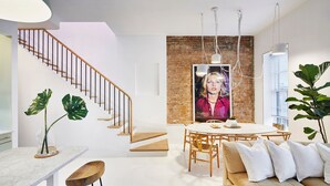 Ein modernes Interieur mit Treppe, Essbereich und Sitzgelegenheiten.