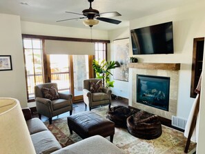 Smart TV, fireplace