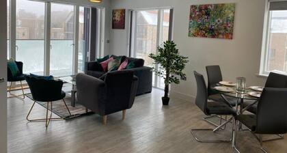 Contemporary 2 Bed Apt;10 mins walk :Addenbrookes/Papworth