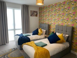 2 bedrooms, iron/ironing board, WiFi, bed sheets - Contemporary 2 Bed Apt;10 mins walk :Addenbrookes/Papworth
(Cambridge)