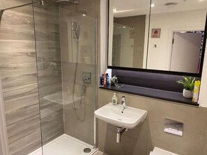 Combined shower/bathtub, hair dryer, towels, soap - Contemporary 2 Bed Apt;10 mins walk :Addenbrookes/Papworth



















 (Cambridge)