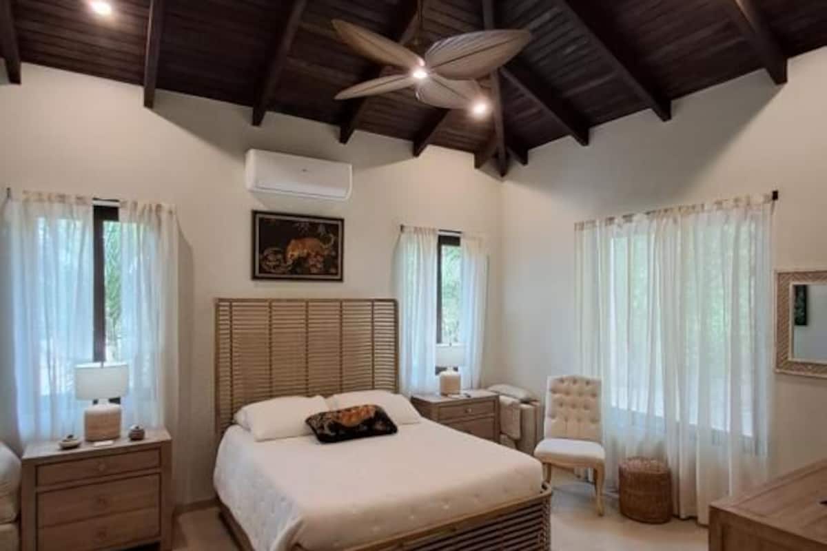 Ropa de cama de alta calidad y caja de seguridad en la habitación