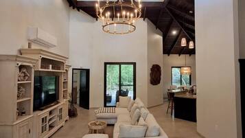 ファミリー ヴィラ | リビング エリア | 50 インチのスマートテレビ (デジタル放送視聴可)、テレビ