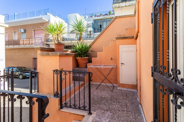 المنطقة المحيطة بالمنشأة