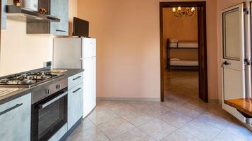 Réfrigérateur, four, plaque de cuisson