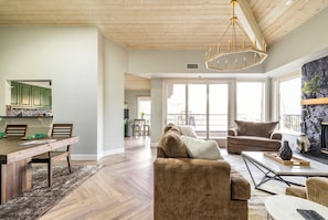 Smart TV, chimenea y libros