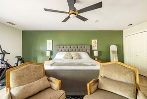 2 slaapkamers, een bureau, een strijkplank/strijkijzer, gratis wifi