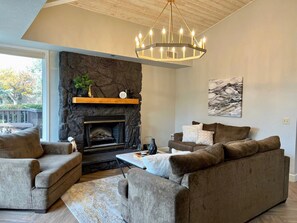 Smart TV, chimenea y libros 