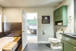 Badewanne, Haartrockner, Handtücher, Seife