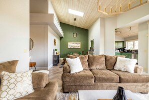 Smart TV, chimenea y libros 