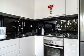Fridge, microwave, oven, stovetop - Cardaria Apartment, Penha de França, Lisbon (Lisboa)