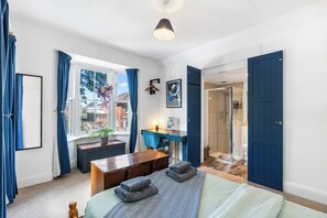 2 dormitorios, escritorio, tabla de planchar con plancha y cuna de viaje